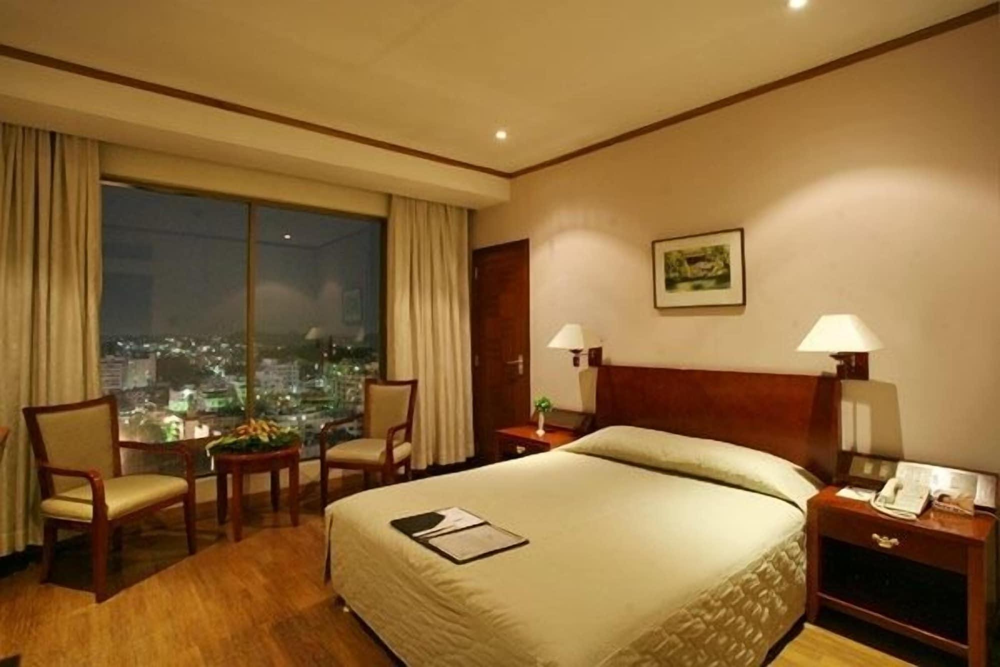 The Peninsula Chittagong Limited Hotel Bagian luar foto